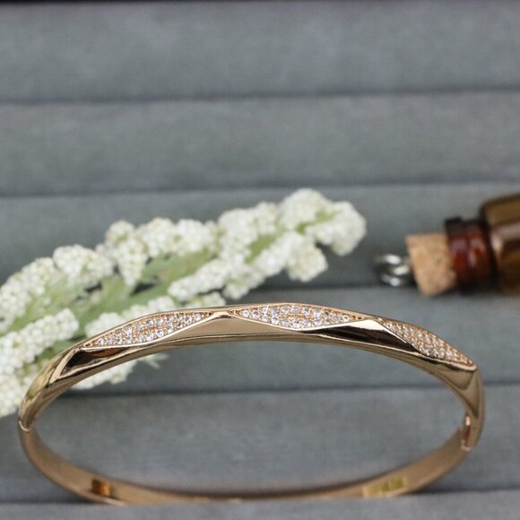 Elegant Wave Pattern Rose Gold Bangle with Sparkling Detailing, XPBL0483 - Picture 1 of 11